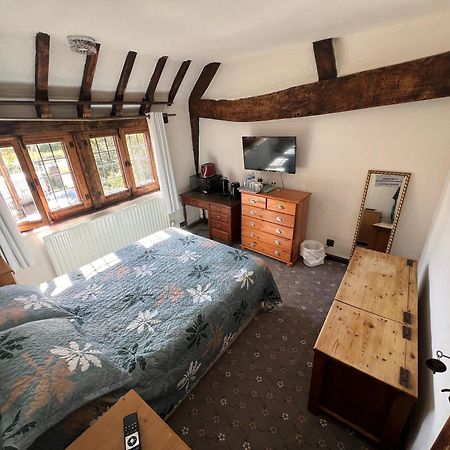 Tudor House - Double Room - Shared Bathroom Goff's Oak Bagian luar foto