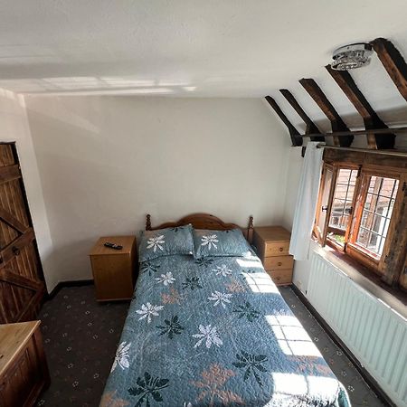 Tudor House - Double Room - Shared Bathroom Goff's Oak Bagian luar foto