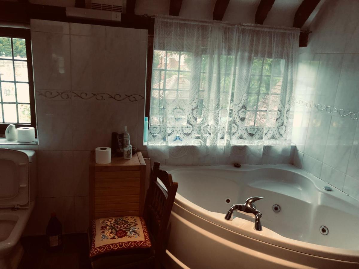 Tudor House - Double Room - Shared Bathroom Goff's Oak Bagian luar foto