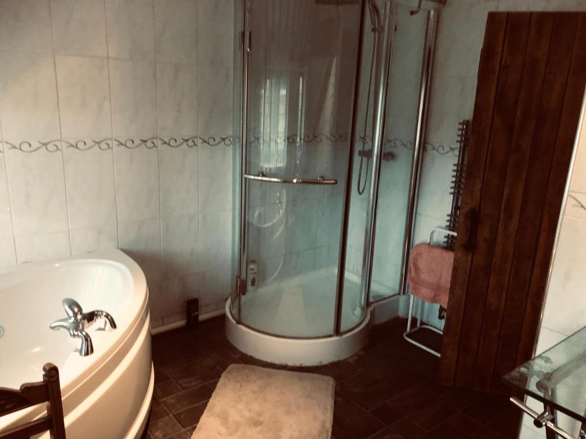 Tudor House - Double Room - Shared Bathroom Goff's Oak Bagian luar foto