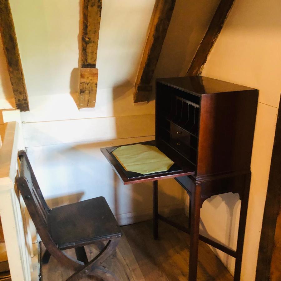 Tudor House - Double Room - Shared Bathroom Goff's Oak Bagian luar foto