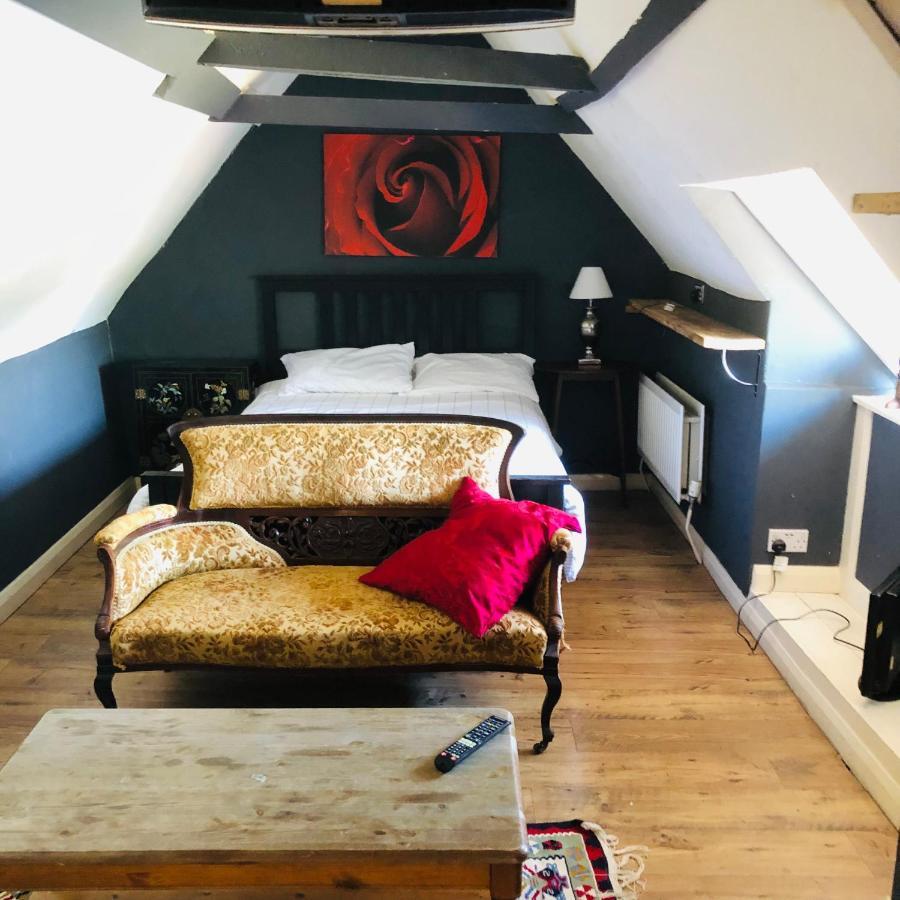 Tudor House - Double Room - Shared Bathroom Goff's Oak Bagian luar foto