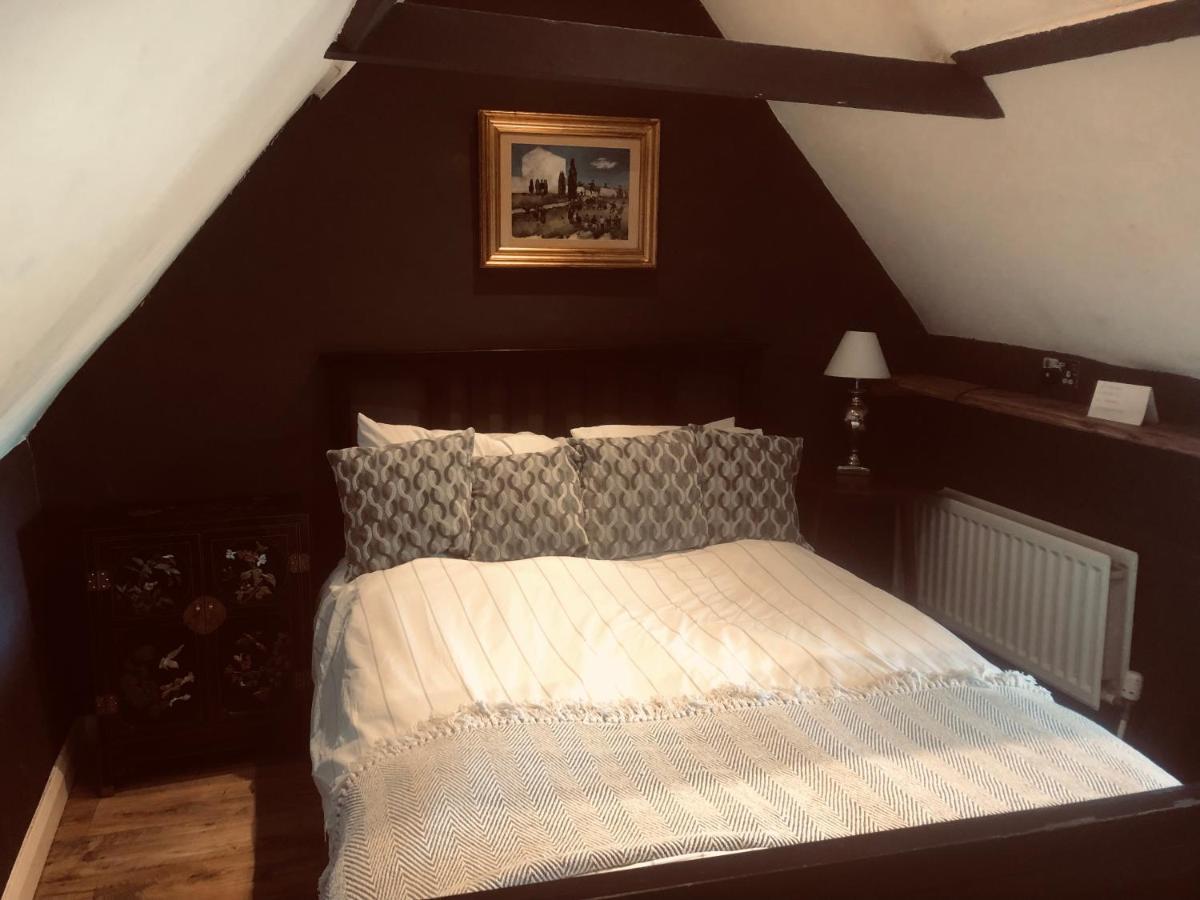 Tudor House - Double Room - Shared Bathroom Goff's Oak Bagian luar foto