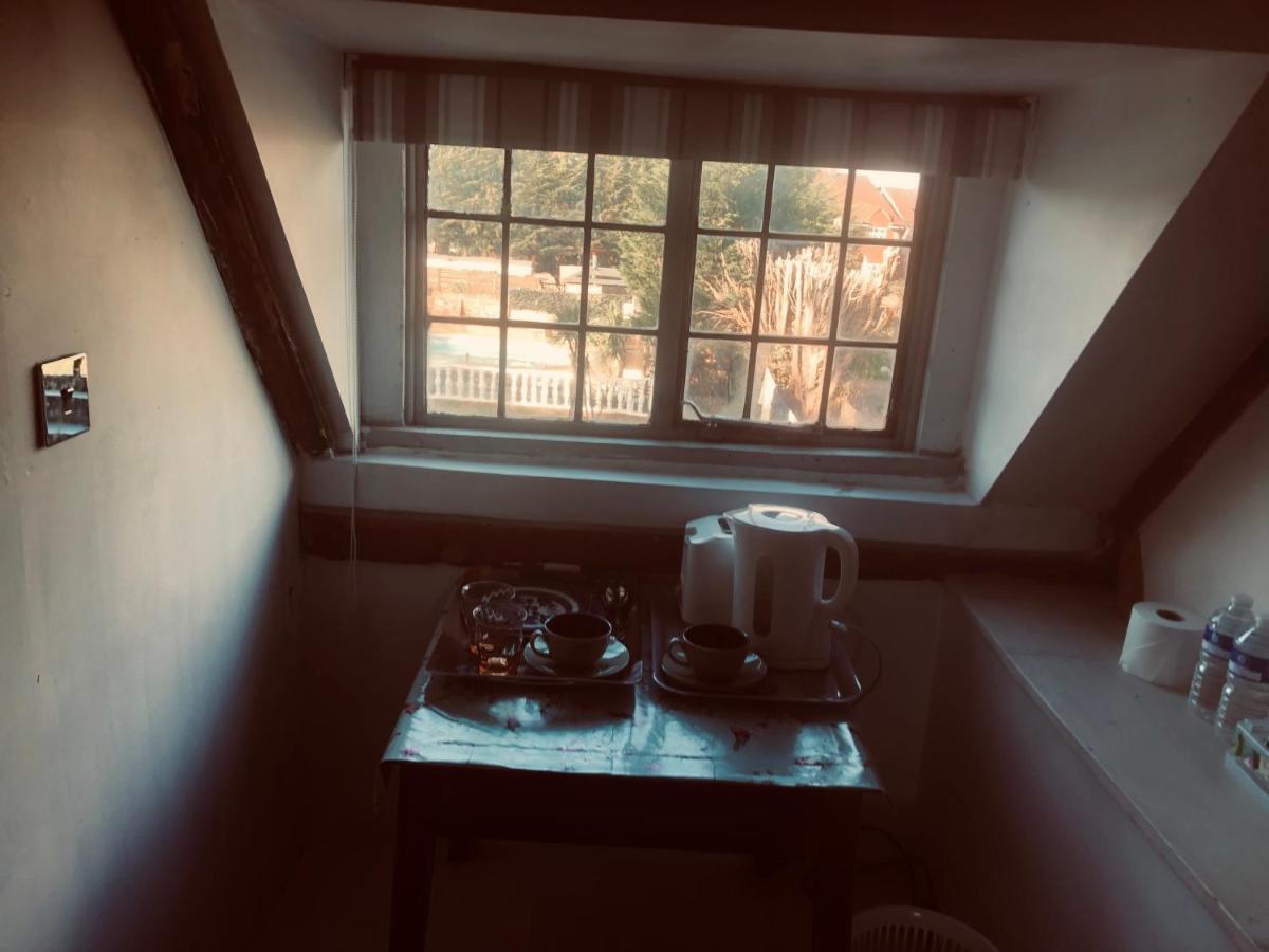 Tudor House - Double Room - Shared Bathroom Goff's Oak Bagian luar foto
