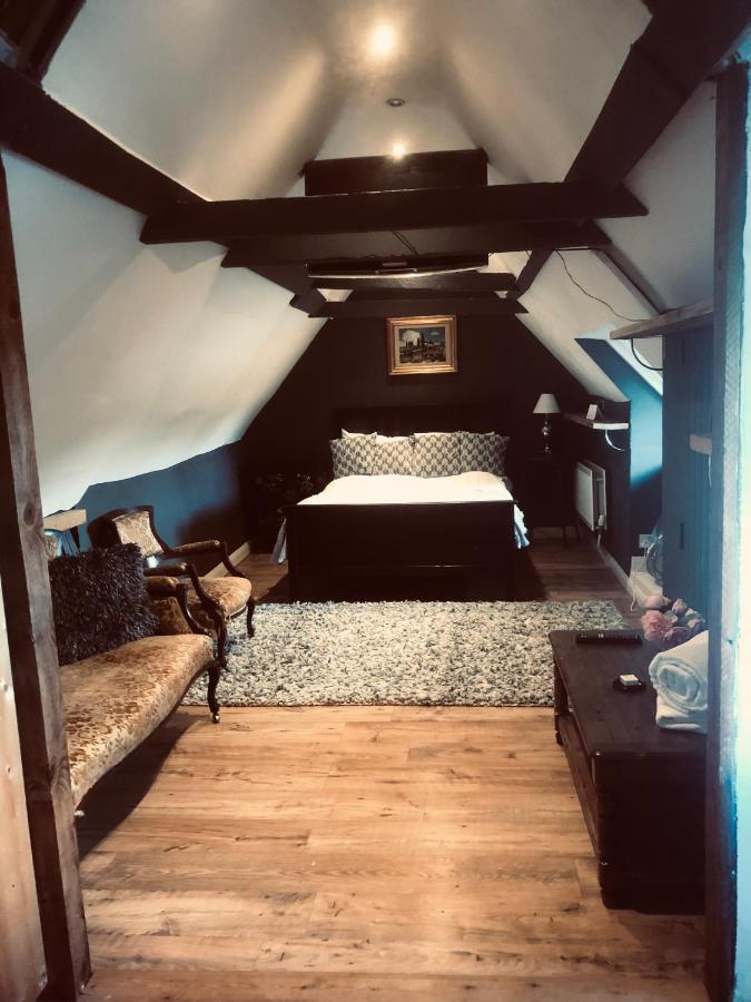 Tudor House - Double Room - Shared Bathroom Goff's Oak Bagian luar foto