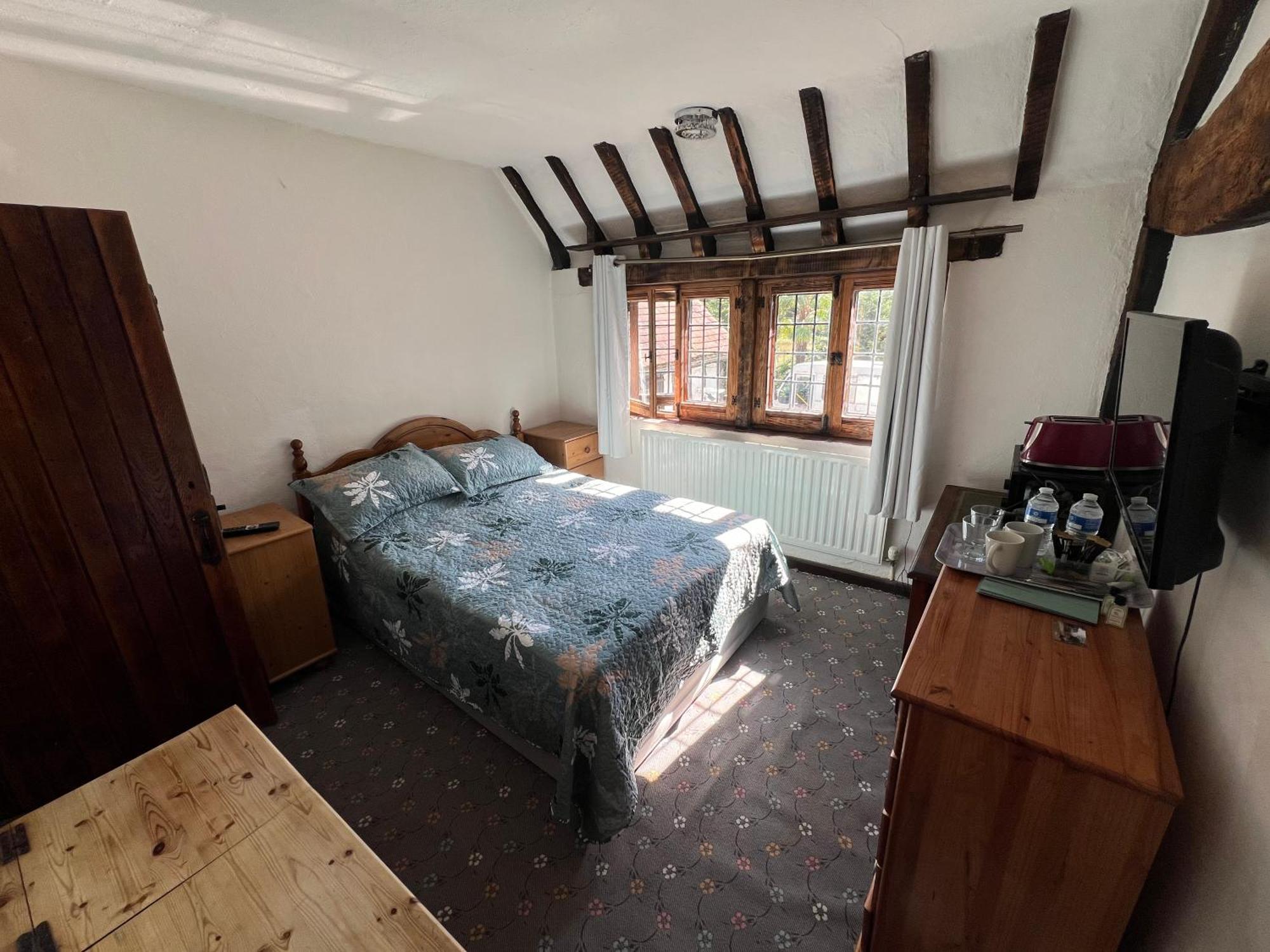 Tudor House - Double Room - Shared Bathroom Goff's Oak Bagian luar foto