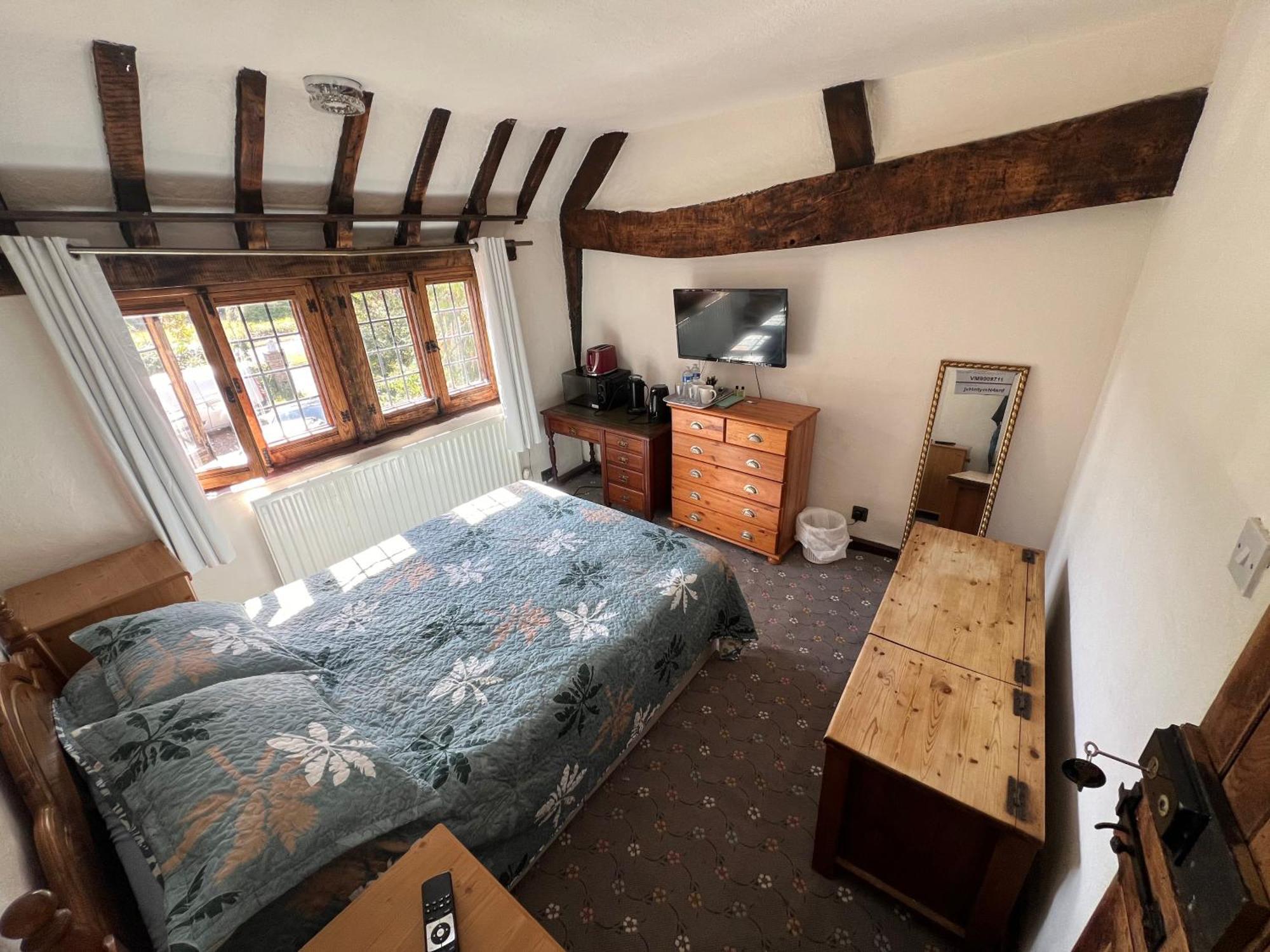 Tudor House - Double Room - Shared Bathroom Goff's Oak Bagian luar foto