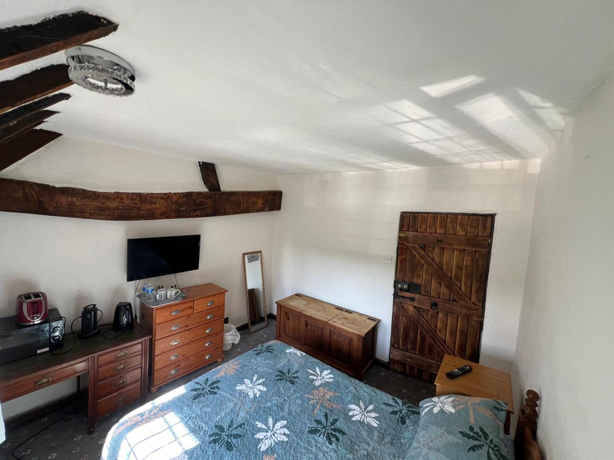 Tudor House - Double Room - Shared Bathroom Goff's Oak Bagian luar foto