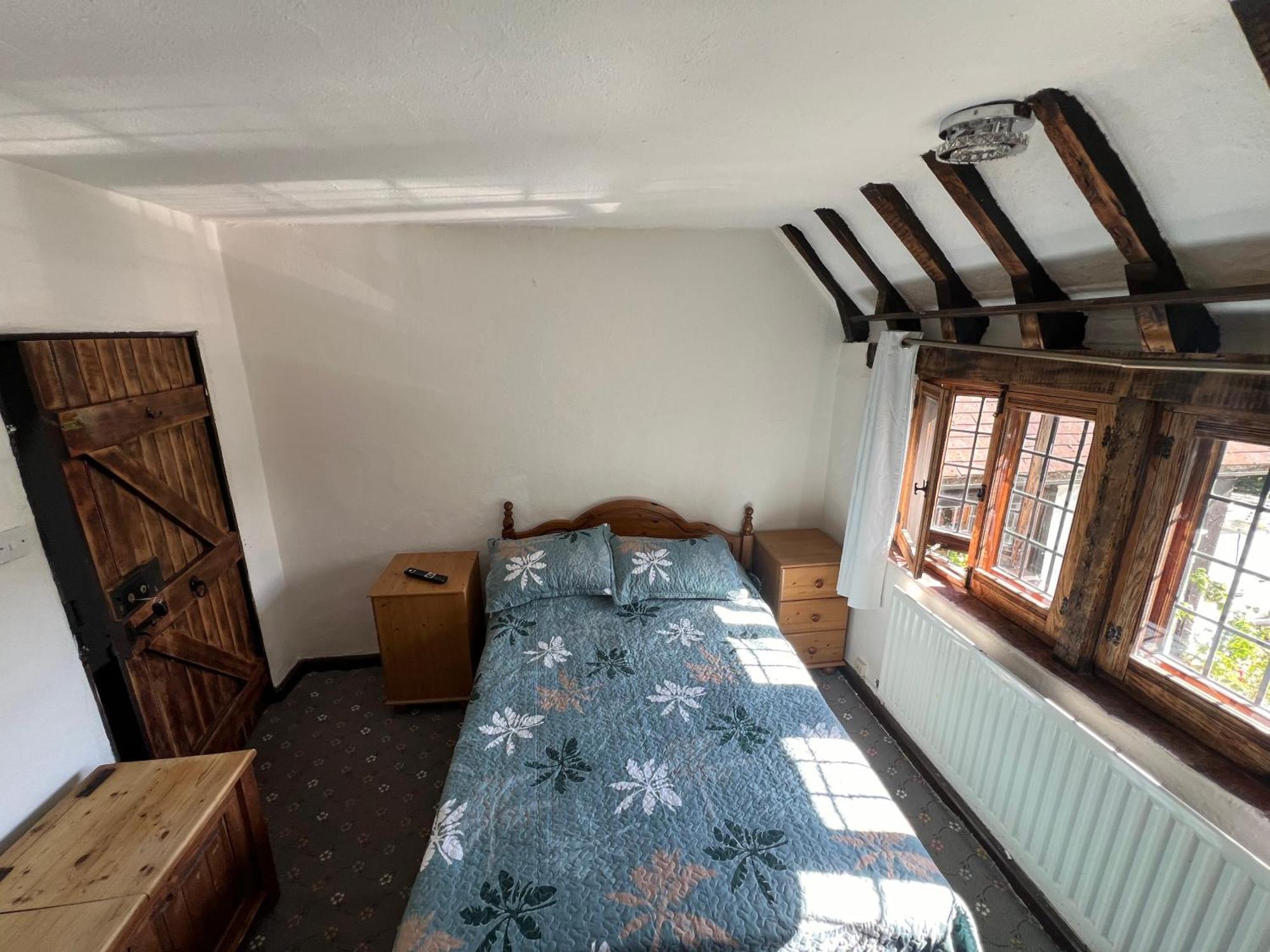 Tudor House - Double Room - Shared Bathroom Goff's Oak Bagian luar foto